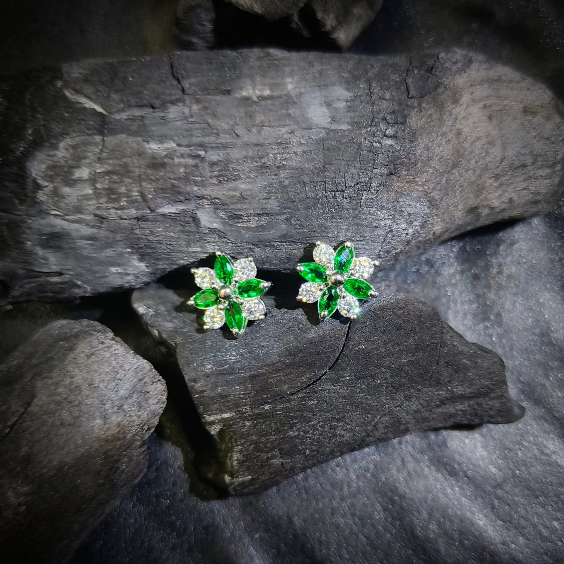 Emarald green moissanite earrings stud 