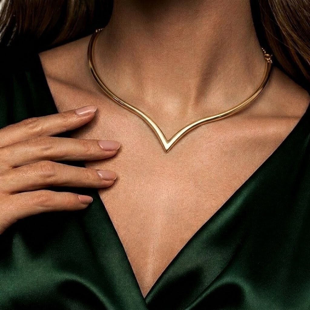 Gold necklace worn by a woman 
