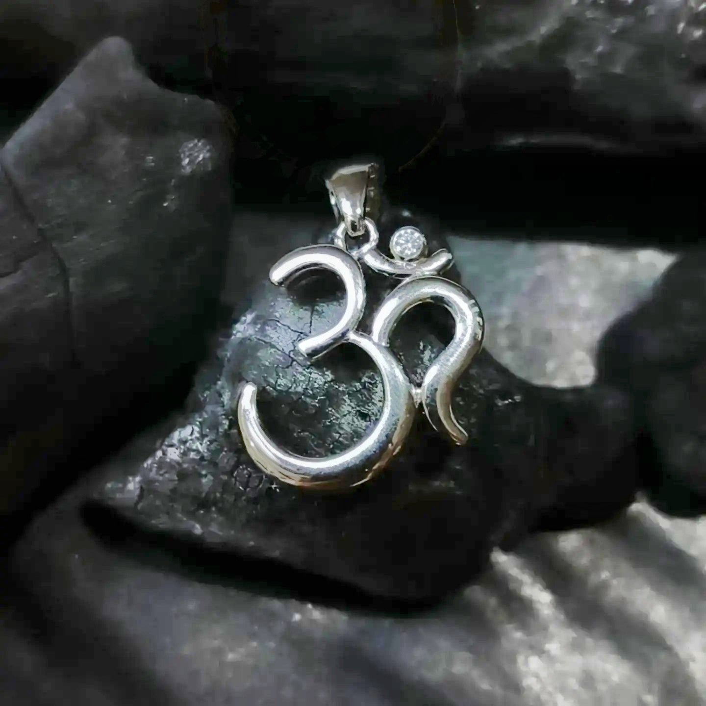 Om pendant 