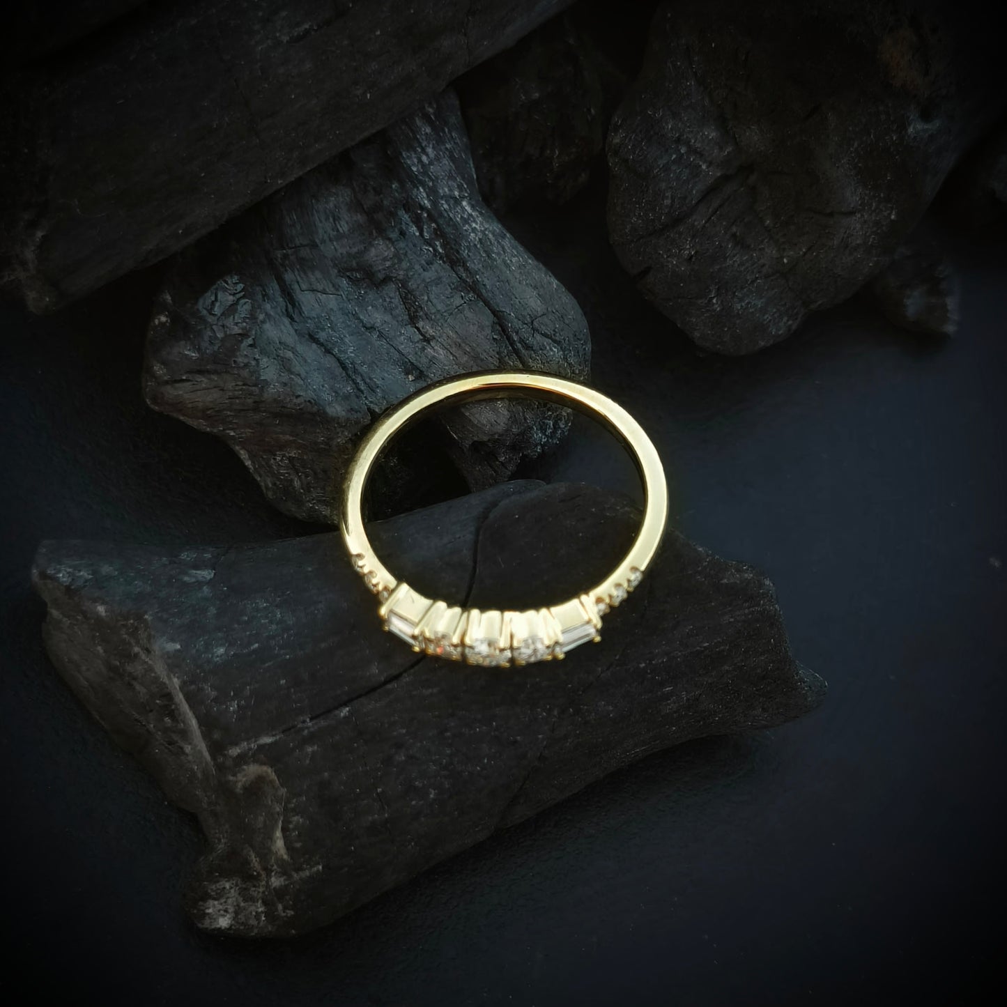 Round cut ring side view 