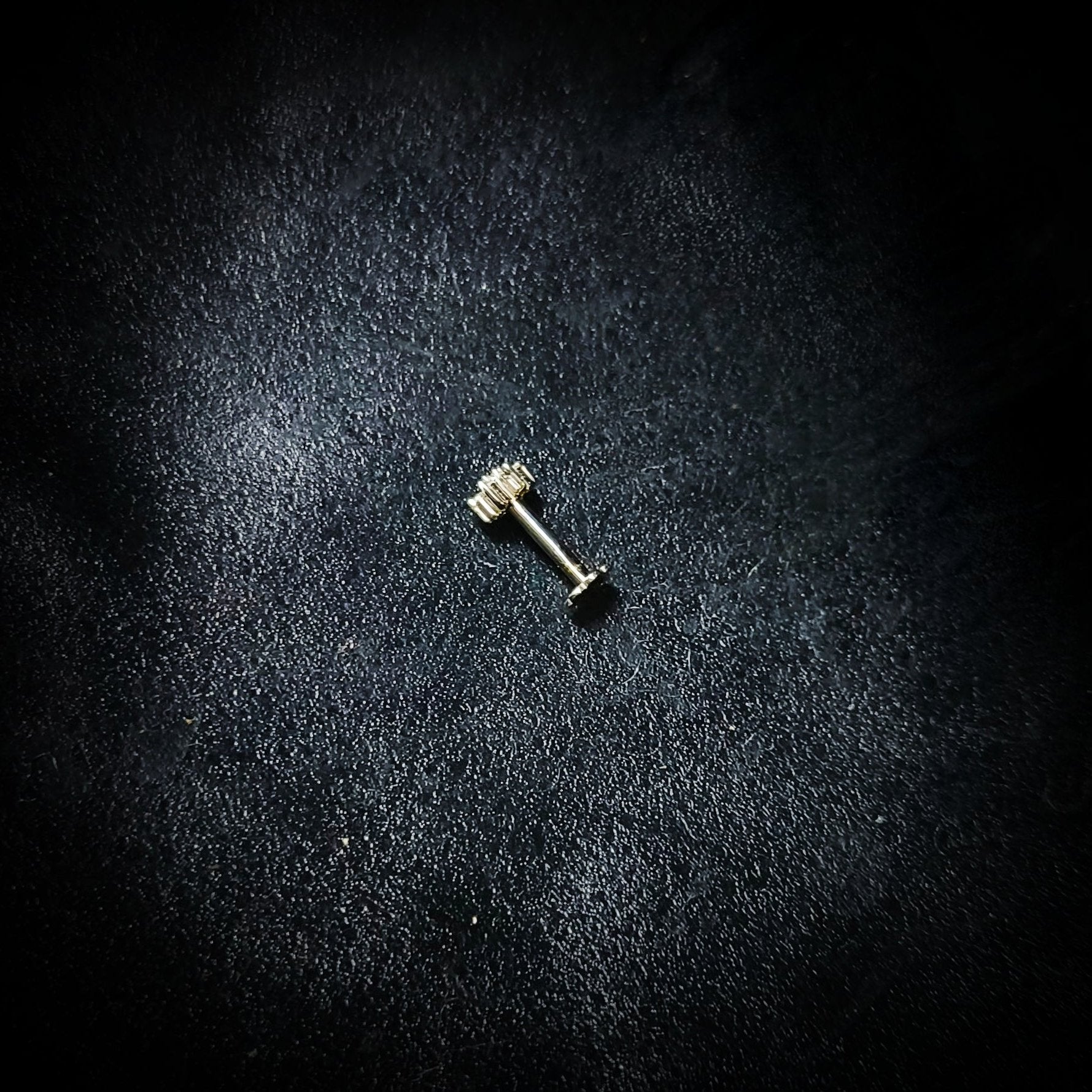 Screw nose pin