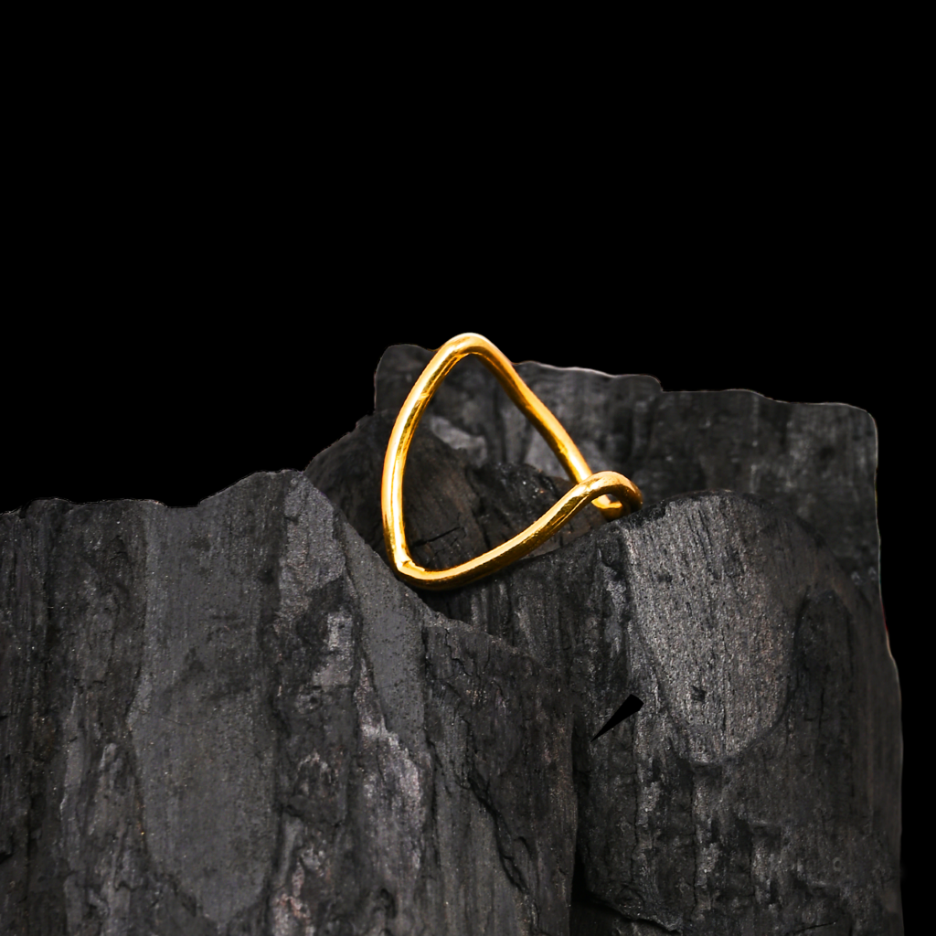 V shape gold ring side shot