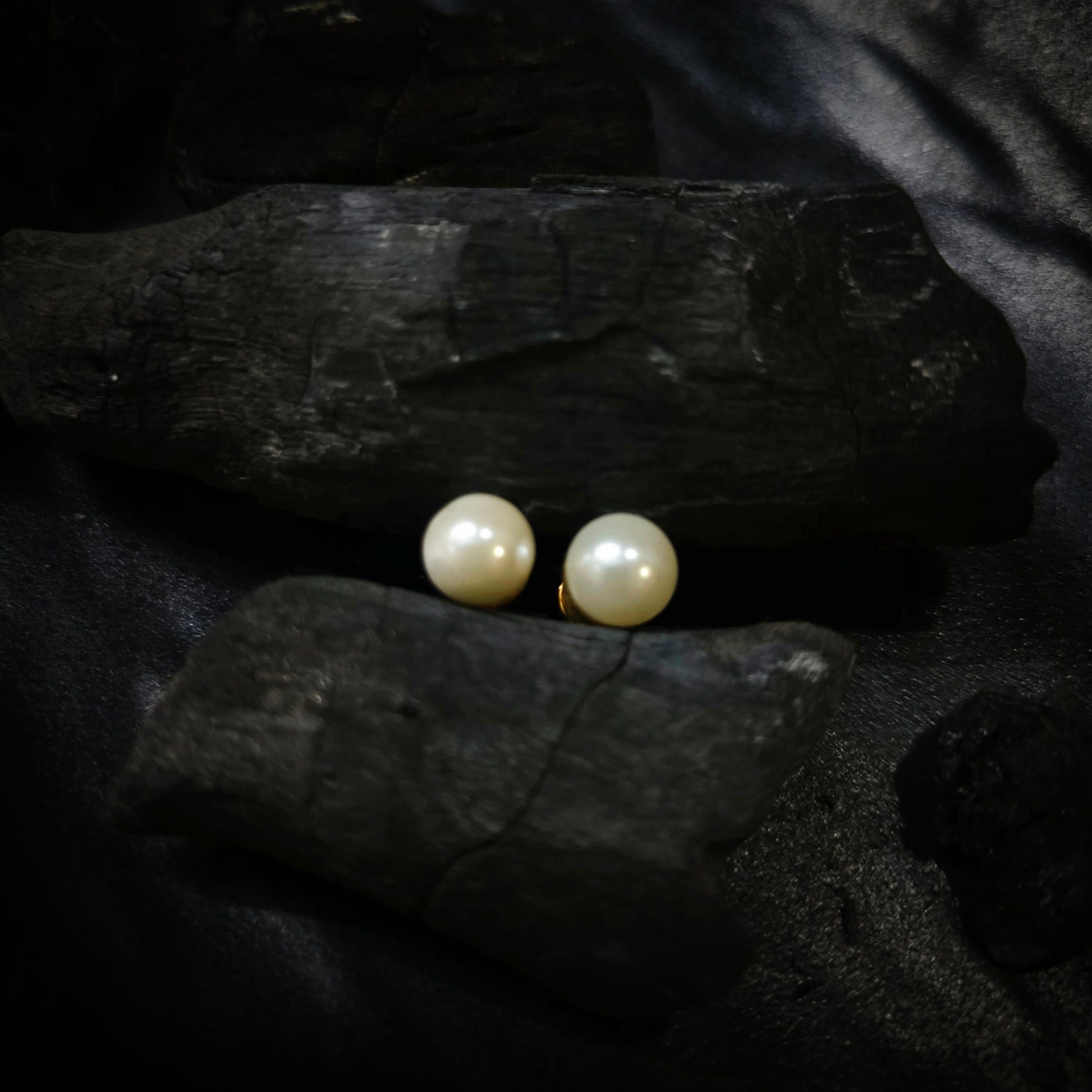 pearl stud earring